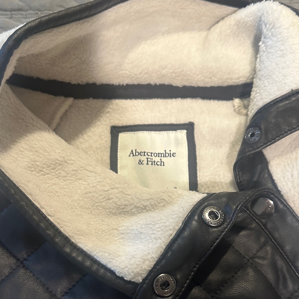 Abercrombie White and Black Quilted Pullover - Picture 2 of 3